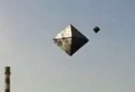 ピラミッド型UFO写真01